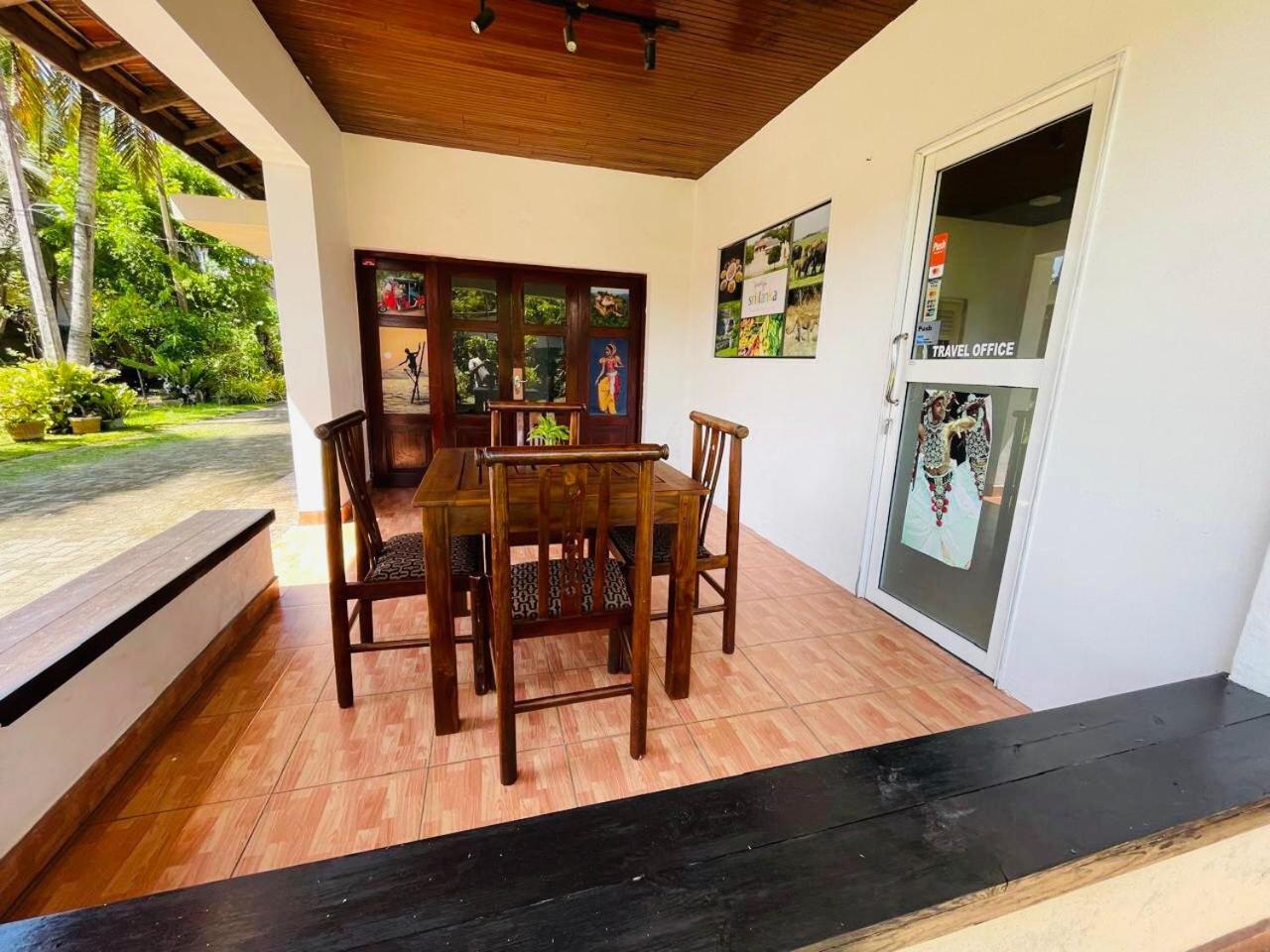 The Beez Hotel Negombo Ngoại thất bức ảnh