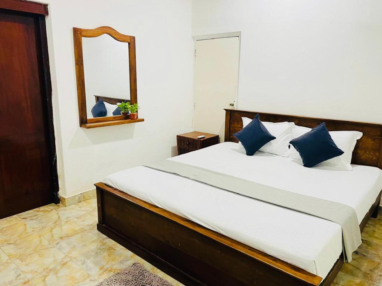 The Beez Hotel Negombo Ngoại thất bức ảnh