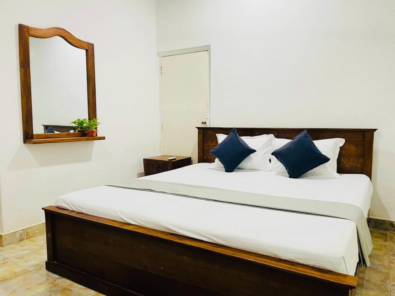 The Beez Hotel Negombo Ngoại thất bức ảnh